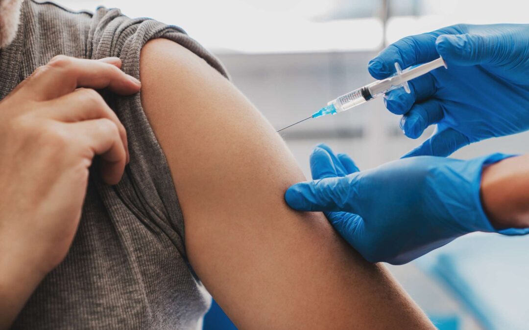 Κορονοϊός: Ηλικιωμένοι και υγειονομικοί γύρισαν την πλάτη στο νέο εμβόλιο – Τι δείχνουν τα στοιχεία