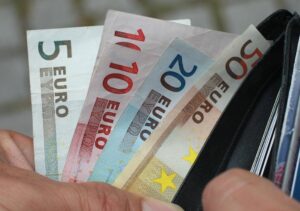 Σε ποια επιδόματα θα καταργηθούν τα μετρητά – Όλα όσα θα αναφέρει η νέα τροπολογία