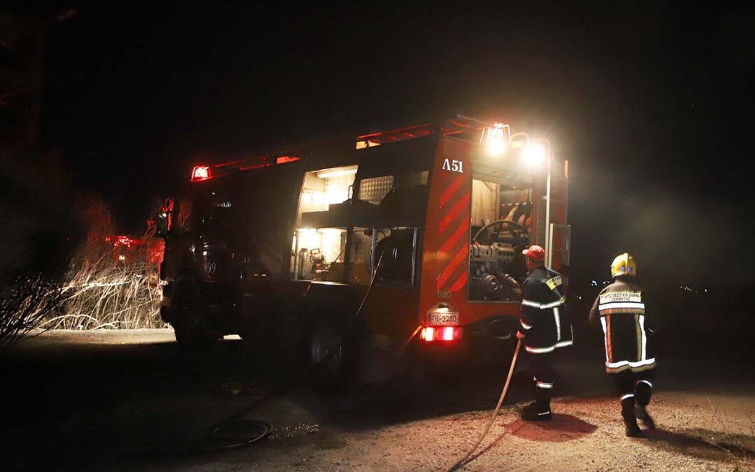 Πρέβεζα: ΙΧ καταστράφηκε ολοσχερώς από φωτιά