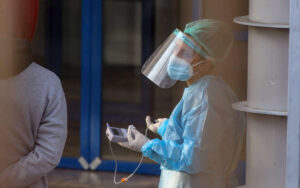Το 80% των ασθενών Covid-19 ανακτούν τη γεύση και την όσφρησή τους σε ένα εξάμηνο