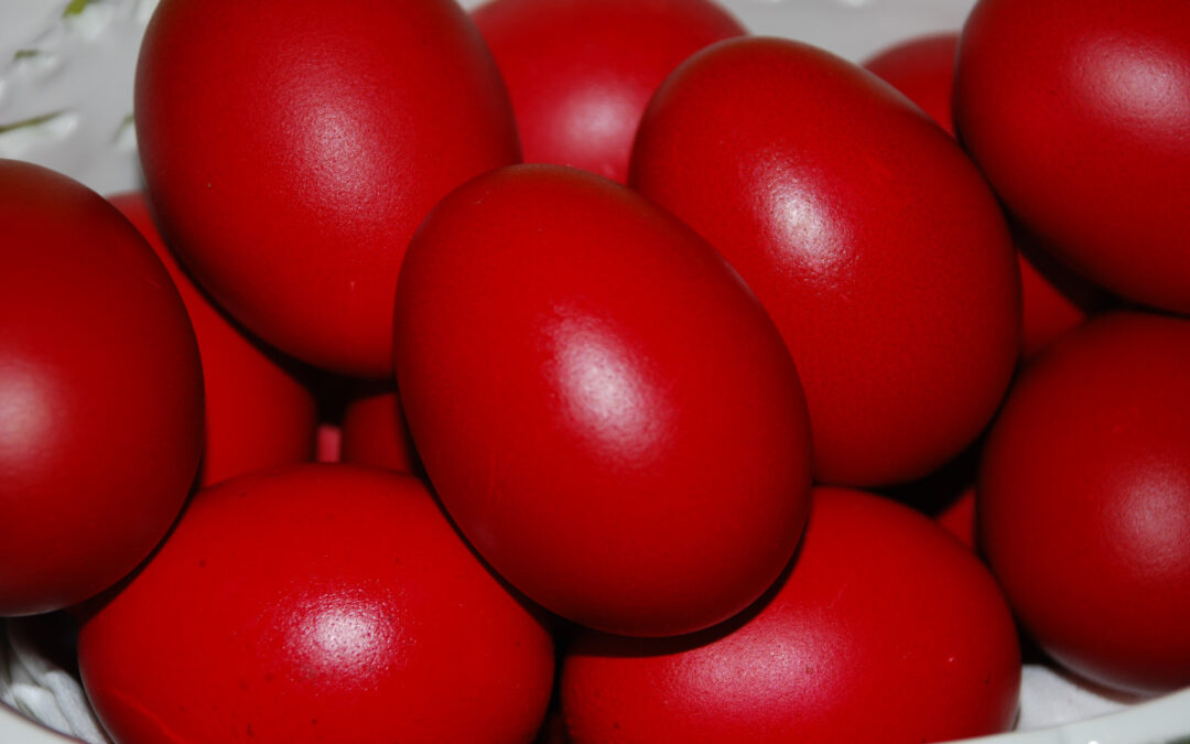 Τα  κόκκινα βαμμένα αυγά, , ανήκουν σε μια μακρά λαογραφική παράδοση