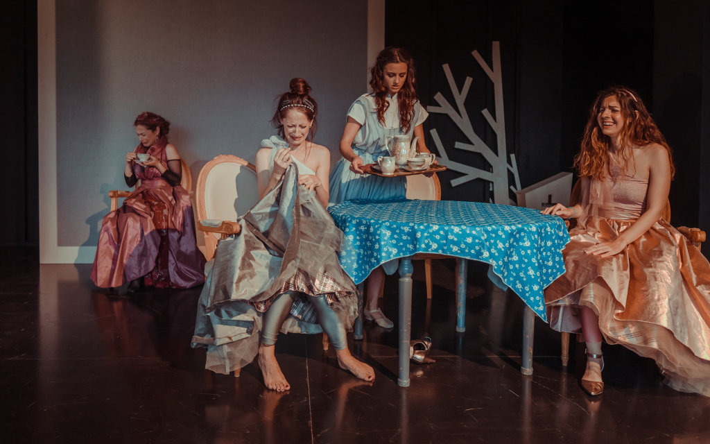 ΓΙΑΝΝΕΝΑ-Η “Θεατρική Συμπαιγνία’’ παρουσιάζει, την παιδική μουσικοχορευτική θεατρική παράσταση “Σταχτοπούτα’’