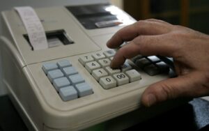 Κομισιόν: Καλεί την Ελλάδα να συμμορφωθεί στην οδηγία για τον ΦΠΑ εντός δύο μηνών