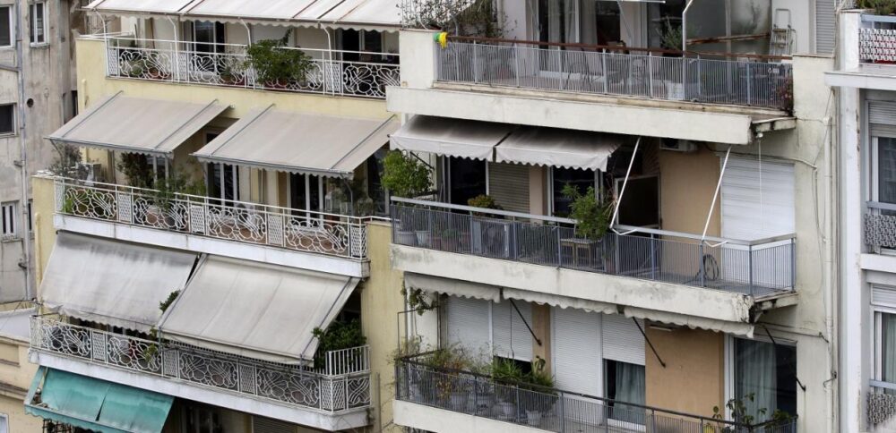 Πολυκατοικίες: Τι έχει αλλάξει στο νόμο για πιλοτές & πάρκινγκ