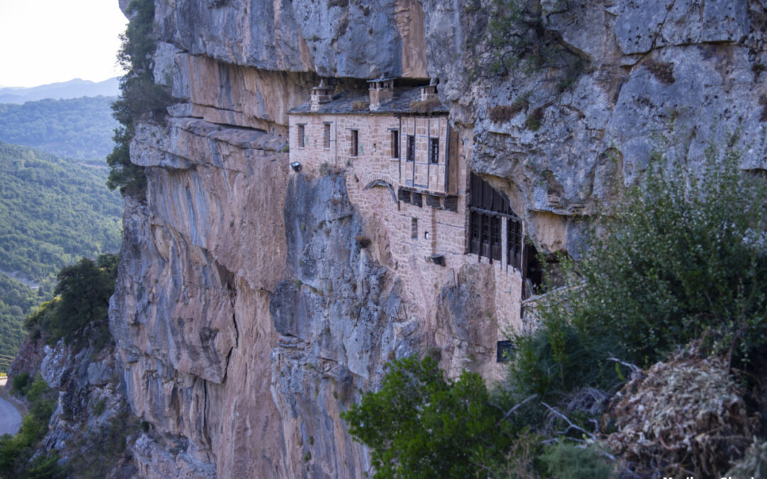 Μονή Κηπίνας: Ένα μοναστήρι χτισμένο μέσα στο βράχο