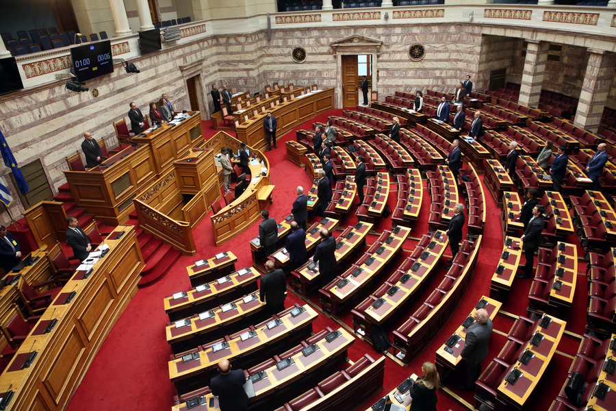 Ενός λεπτού σιγή στη Βουλή για τα θύματα των Τεμπών