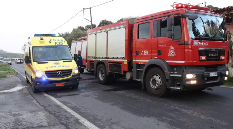 Σφοδρή σύγκρουση δυο οχημάτων με εγκλωβισμένο επιβάτη – Επιχείρηση Πυροσβεστικής και ΕΚΑΒ στο σημείο