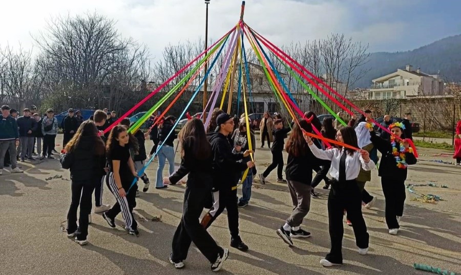 9ο Γυμνάσιο Ιωαννίνων: Χοροί και δρώμενα στην αυλή του σχολείου