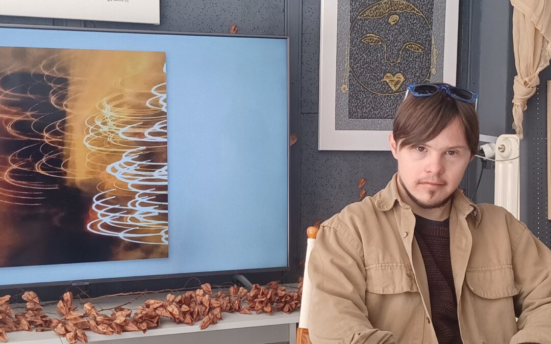 Κοζάνη: Ο Αλέξανδρος, ένας 27χρονος νέος με σύνδρομο Down, παρουσιάζει την πρώτη του έκθεση έργων τέχνης