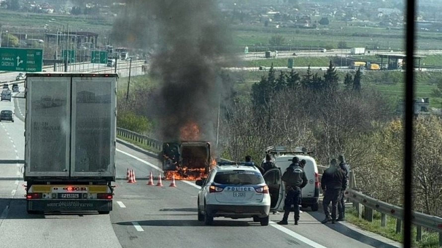 Εγνατία οδός: Φορτηγάκι έπιασε φωτιά εν κινήσει – Κάηκε ολοσχερώς