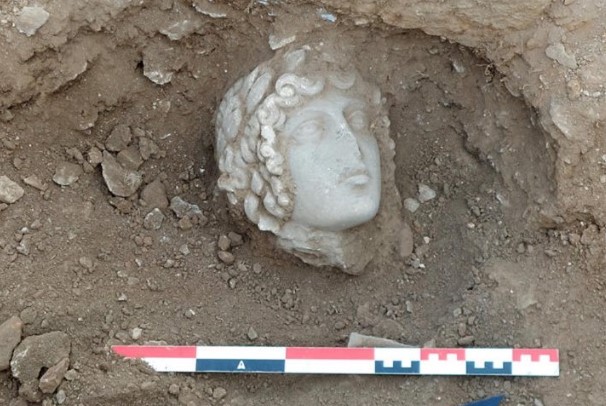 Ανασκαφή Φιλίππων: Κεφαλή αγάλματος που φαίνεται πως ανήκει στον Απόλλωνα αποκάλυψε η ομάδα του ΑΠΘ