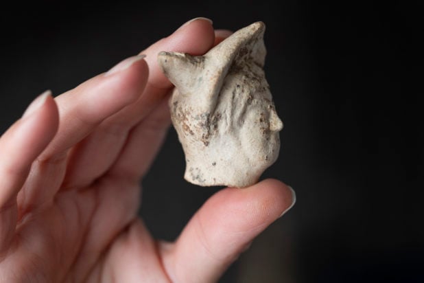 Αρχαιολόγοι ανακάλυψαν «εξαιρετικά σπάνιο» πήλινο αγαλματίδιο του θεού Ερμή