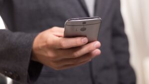 Το FBI προειδοποιεί τους χρήστες κινητών να κλείσουν την κλήση αν ακούσουν αυτό το μήνυμα