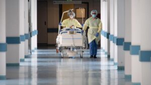 «Σε 10 μέρες εκτός νοσοκομείου ο 15χρονος» λέει ο γιατρός που έκανε την επέμβαση (βίντεο)