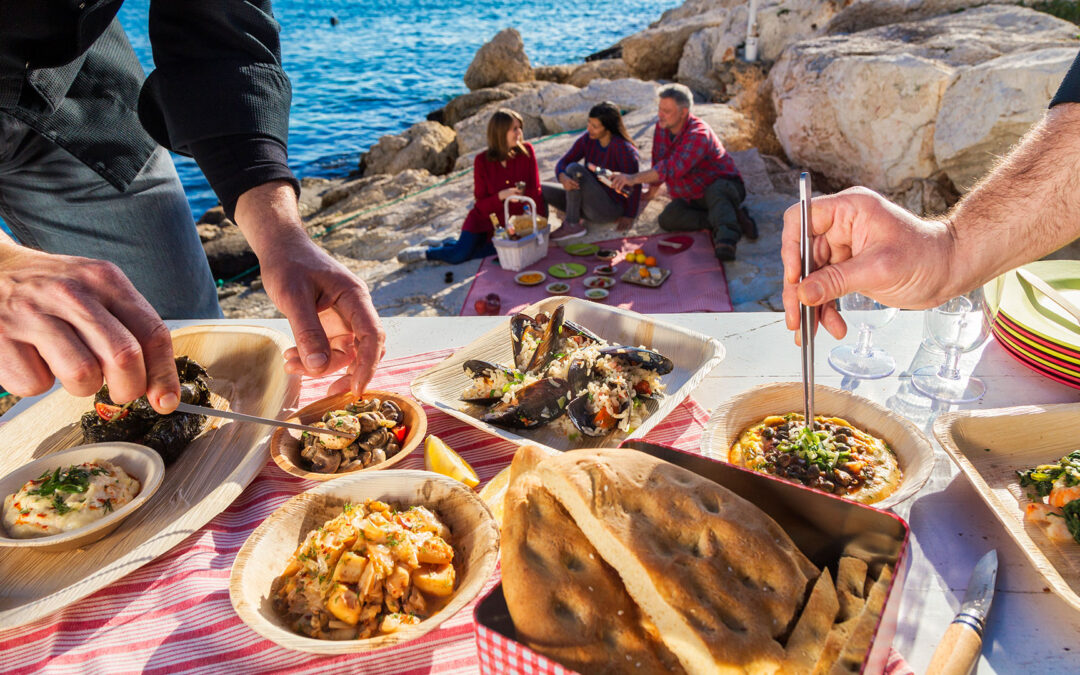 Καθαρά Δευτέρα: Στην Ήπειρο, οι νοικοκυρές καθαρίζουν τις κατσαρόλες και όλα τα χάλκινα σκεύη από τα λίπη της αποκριάς με ζεστό σταχτόνερο – Δείτε έθιμα από όλη την Ελλάδα