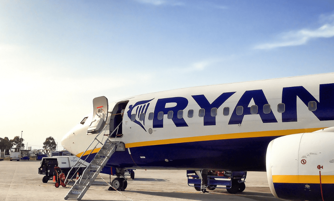 Η Ryanair αυξάνει τις τιμές των εισιτηρίων και μειώνει τα δρομολόγια το καλοκαίρι