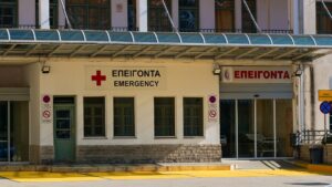 Πώς θα γίνει η μείωση του χρόνου αναμονής των ασθενών στα ΤΕΠ – Ο Μητσοτάκης στο Υπ. Υγείας