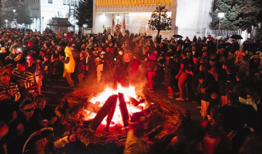 Εργατικό Κέντρο Ιωαννίνων: Στης τζαμάλας τη φωτιά ρίξε κάθε “μασκαρά”