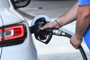 Πιο οικονομική η έξοδος του Πάσχα – Πέφτουν οι τιμές στα καύσιμα (βίντεο)