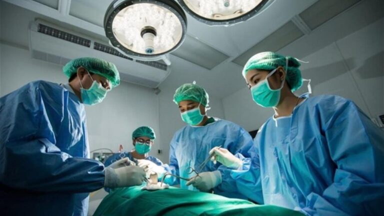 Στα άκρα η σύγκρουση νοσοκομειακών γιατρών και υπουργείου – Στη Δικαιοσύνη προσφεύγουν οι γιατροί για τα απογευματινά χειρουργεία