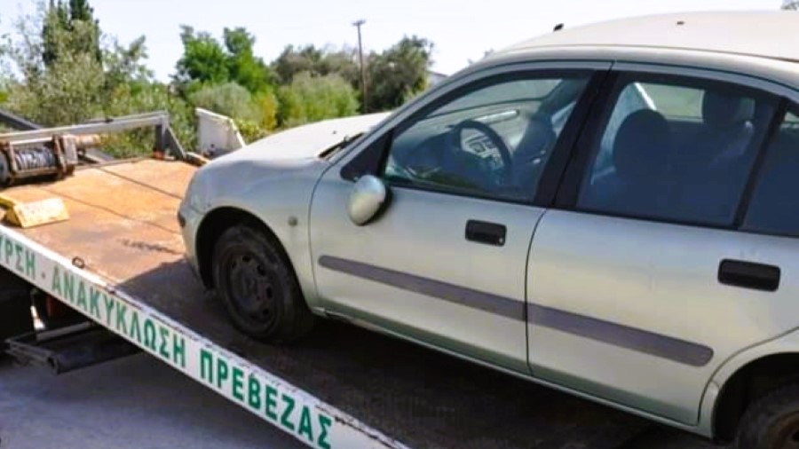 Απομακρύνονται τα εγκαταλελειμμένα αυτοκίνητα στο Δήμο Πρέβεζας