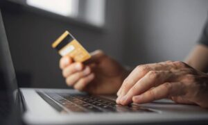 «Καμπανάκι» για νέο τύπο απάτης που “χτυπάει” τραπεζικούς λογαριασμούς (βίντεο)