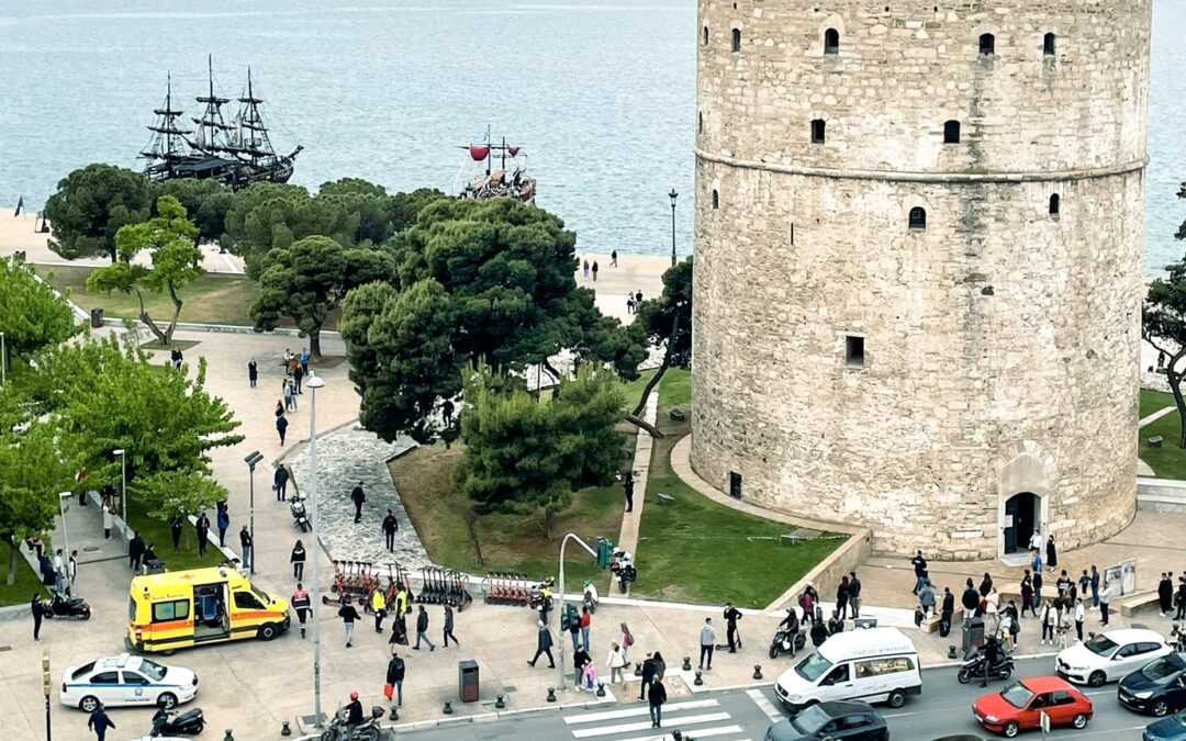Τραγωδία στη Θεσσαλονίκη: Άνδρας έπεσε από τον Λευκό Πύργο – «Χτύπησε σε δέντρο πριν καταλήξει στο έδαφος»