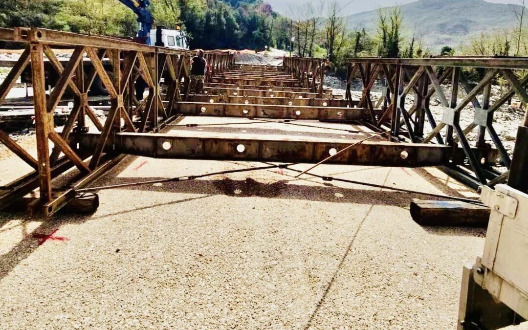 Η γέφυρα τύπου μπέλεϋ που αποσυναρμολογήθηκε στη Σίνδο, τοποθετήθηκε στους Ραφταναίους