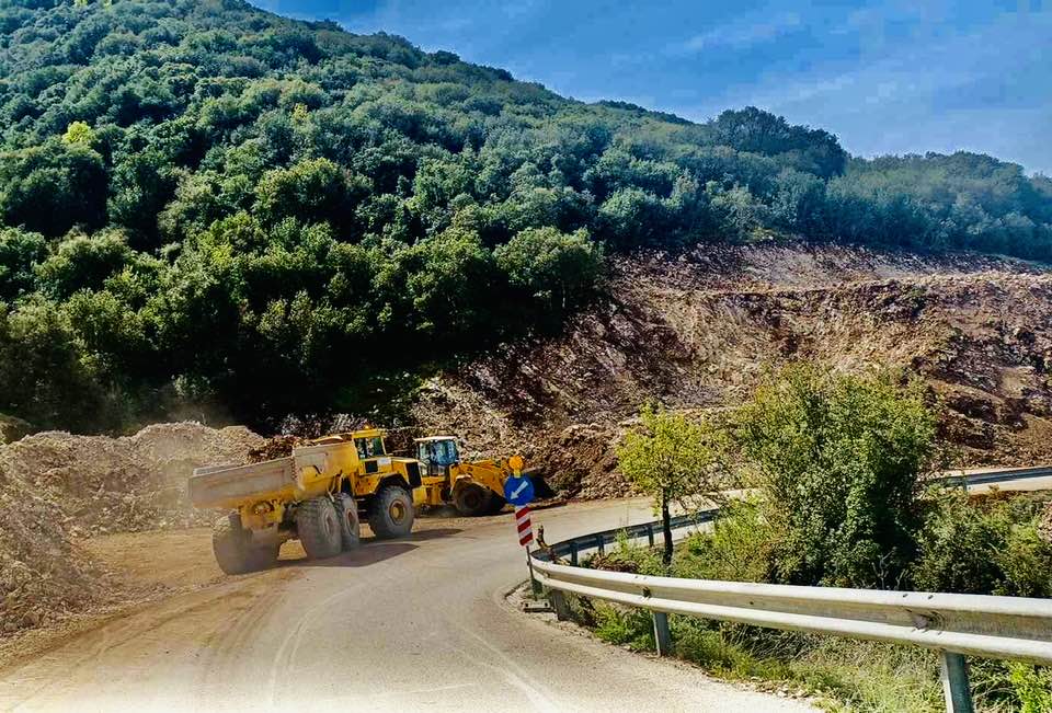 Προχωρούν οι εργασίες στο δρόμο Πηγάδια – Γέφυρα Πλάκας στο νομό Ιωαννίνων
