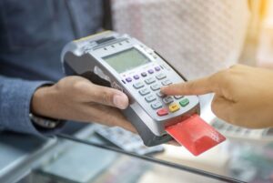 Θεσπρωτία: Έκλεψε τα στοιχεία της κάρτας του πελάτη της και έκανε αγορές 1.192 ευρώ