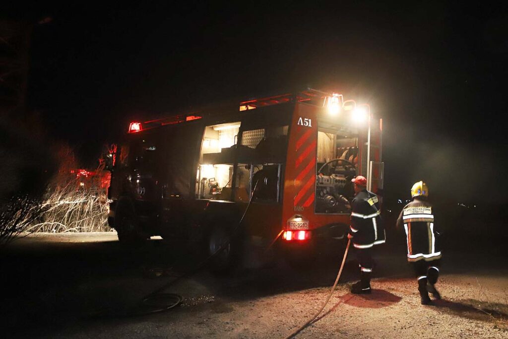 Κόνιτσα: Άλλα 10 πυροσβεστικά οχήματα στη μάχη με τις φλόγες στην Τραπεζίτσα