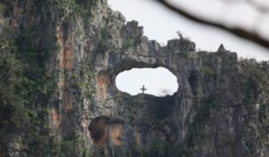 Η τρύπα του Αη Γιώργη: Το εκπληκτικό μνημείο της φύσης και ο μύθος του ιπτάμενου καβαλάρη ! (video)