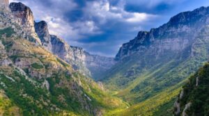 Σοβαρός τραυματισμός Αμερικανίδας σε πεζοπορία στον Βίκο: Επιχείρηση διάσωσης με ελικόπτερο