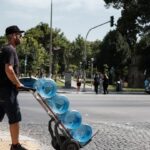 Καύσωνας: Υποχρεωτική διακοπή υπαίθριων εργασιών από τις 13:00 έως τις 17:00 – Πρόστιμο 2.000 ευρώ ανά εργαζόμενο (βίντεο)