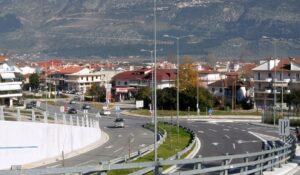 ΣΥΜΒΑΙΝΕΙ ΤΩΡΑ – Εκτροπή οχήματος στην Κενάν Μεσαρέ