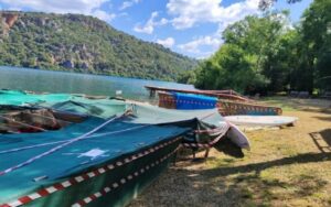 Λίμνη Ζηρού: Σφραγίστηκε παράνομος χώρος, πρόστιμο 6.000 ευρώ και απομακρύνθηκαν κατασκευές από την όχθη