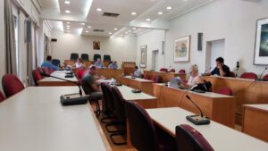 Πανοπροίκι “έγκαιρης παράδοσης”, με καθυστέρηση 2 χρόνων… και φουλ των απευθείας αναθέσεων…