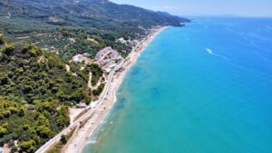Στη Βουλή οι εργασίες της ΔΕΔΔΗΕ στη Λούτσα και τον Βράχο εν μέσω καλοκαιριού
