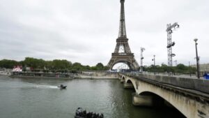 Παρίσι: Λεωφορείο σχολής οδηγών κατέληξε στον Σηκουάνα μετά από σύγκρουση – Σώοι οι επιβαίνοντες (video)