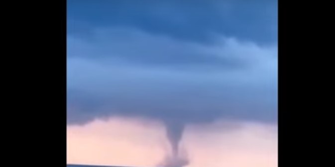 Ηλεία: Ανεμοστρόβιλος σήκωσε ΙΧ σε αυτοκινητόδρομο – Σώα η οδηγός (video)