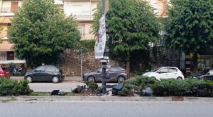 Τρελή πορεία οχήματος τα ξημερώματα – Κατέληξε σε κολώνα στη Δωδώνης (φωτογραφίες)