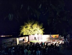 Βραδιά θεάτρου στη Μεγάλη Γότιστα, με… «Χτυποκάρδια στο κρανίο»