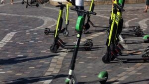 Ηλεκτρικά πατίνια: Τι ισχύει για ηλικία, κανόνες και ασφάλιση