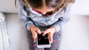 Σ. Ζαχαράκη: Δημιουργία πλατφόρμας γονεϊκού ελέγχου χρήσης του διαδικτύου από τα παιδιά κάτω των 15 ετών (βίντεο)