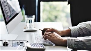 Ελλάδα: Από τις χειρότερες επιδόσεις στην Ευρώπη σε εργασία και αποδοχές