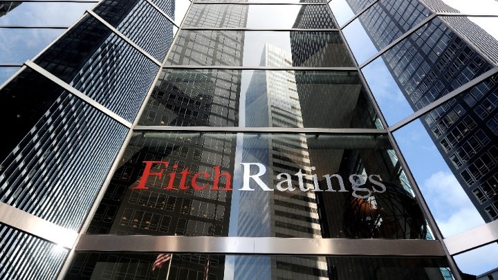 Ο οίκος Fitch αναβάθμισε τις προοπτικές της ελληνικής οικονομίας σε θετικές από σταθερές