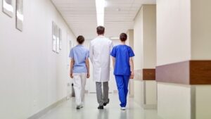 Γιατροί εγκαταλείπουν το ΕΣΥ, 45 παραιτήσεις μόνο το Μάρτιο