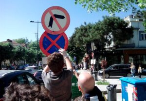 Εθελοντική δράση καθαρισμού πινακίδων στα Ιωάννινα