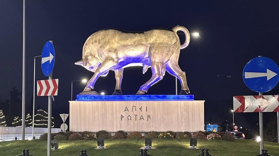 Και με φως ο ταύρος στον κυκλικό κόμβο της εισόδου των Ιωαννίνων