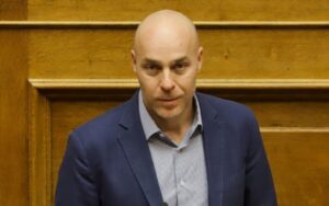 Αμυράς: Ερώτηση στη Βουλή για τρίτεκνους εκπαιδευτικούς και τις άδειες αναπληρωτριών